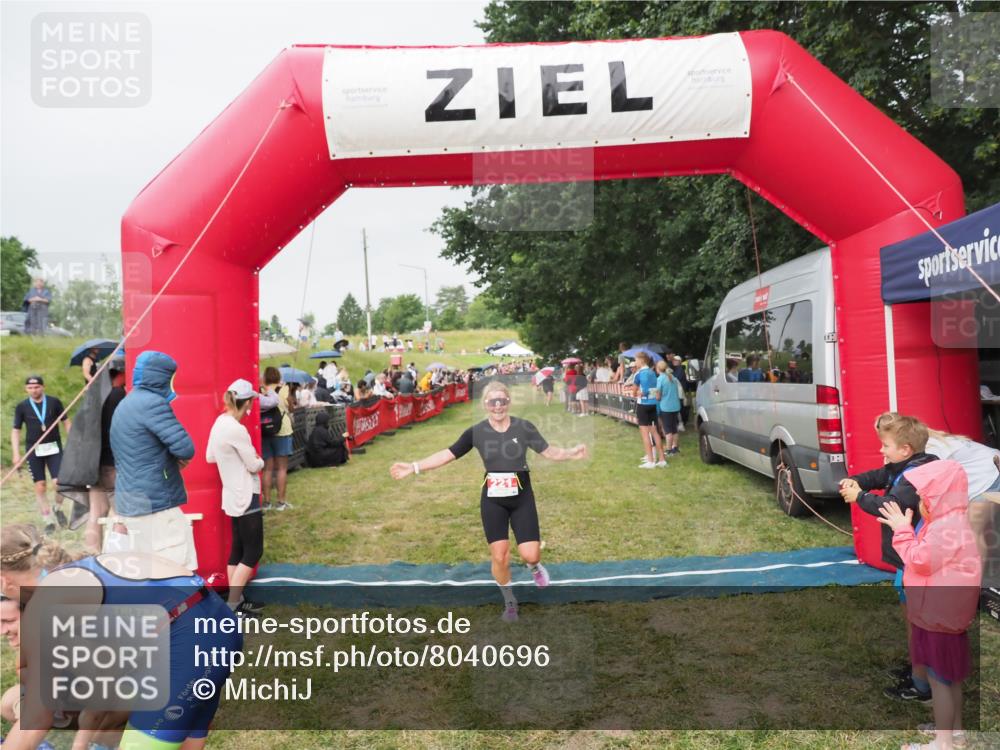 21.06.2025 - 27. Vierlanden-Triathlon MichiJ http://msf.ph/oto/8040696 15.06.2026 13:26:29 Ziel 221 meine-sportfotos.de