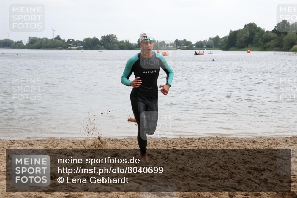 21.06.2025 - 27. Vierlanden-Triathlon Lena Gebhardt http://msf.ph/oto/8040699 15.06.2025 12:57:19 Schwimmen 1109, 1144 meine-sportfotos.de
