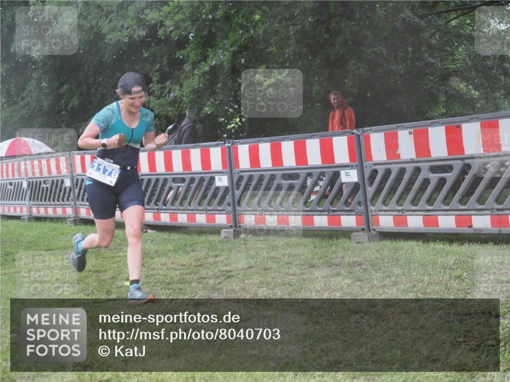 21.06.2025 - 27. Vierlanden-Triathlon KatJ http://msf.ph/oto/8040703 15.06.2025 14:29:04 Ziel 1176, 1252 meine-sportfotos.de