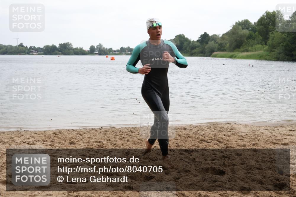 21.06.2025 - 27. Vierlanden-Triathlon Lena Gebhardt http://msf.ph/oto/8040705 15.06.2025 12:57:19 Schwimmen 1109, 1144 meine-sportfotos.de