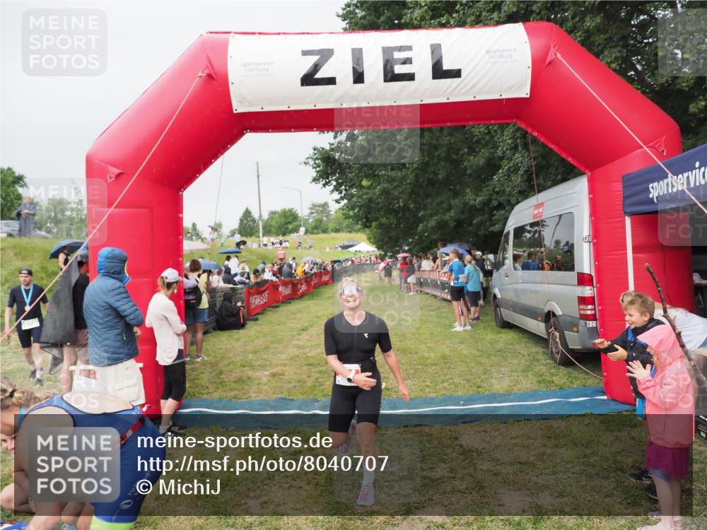 21.06.2025 - 27. Vierlanden-Triathlon MichiJ http://msf.ph/oto/8040707 15.06.2026 13:26:30 Ziel 221 meine-sportfotos.de