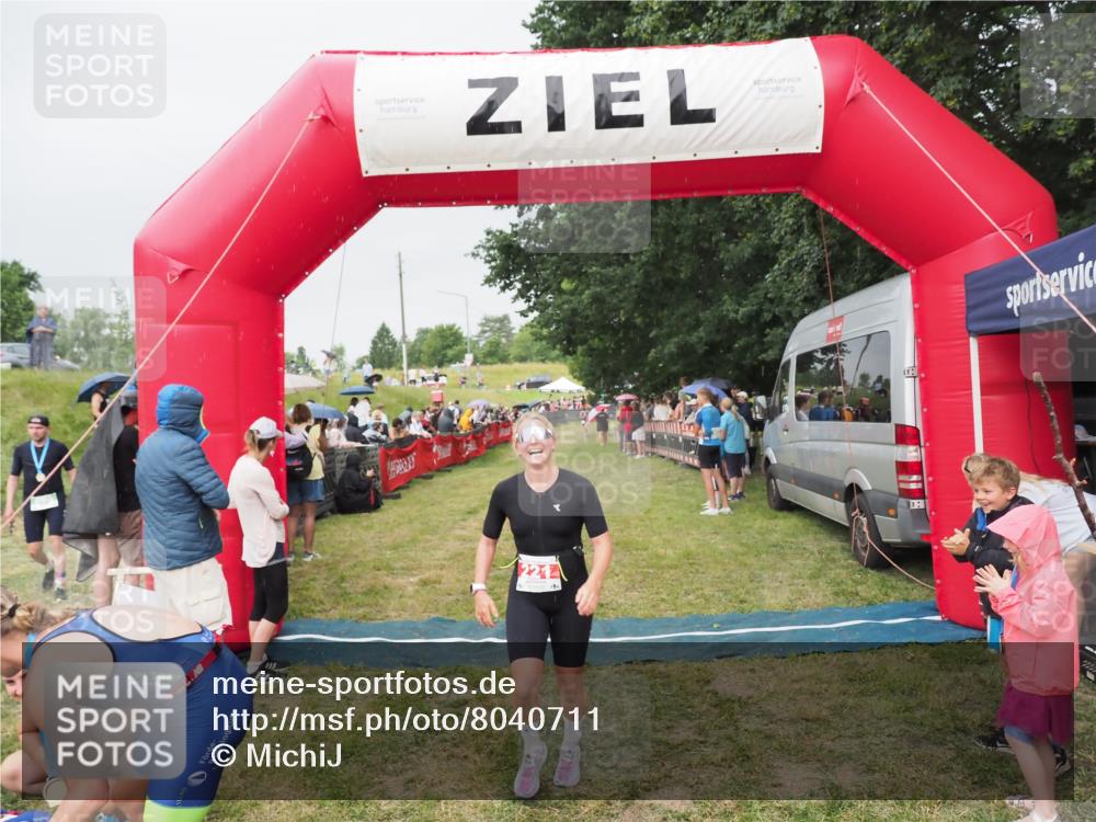 21.06.2025 - 27. Vierlanden-Triathlon MichiJ http://msf.ph/oto/8040711 15.06.2026 13:26:30 Ziel 221 meine-sportfotos.de