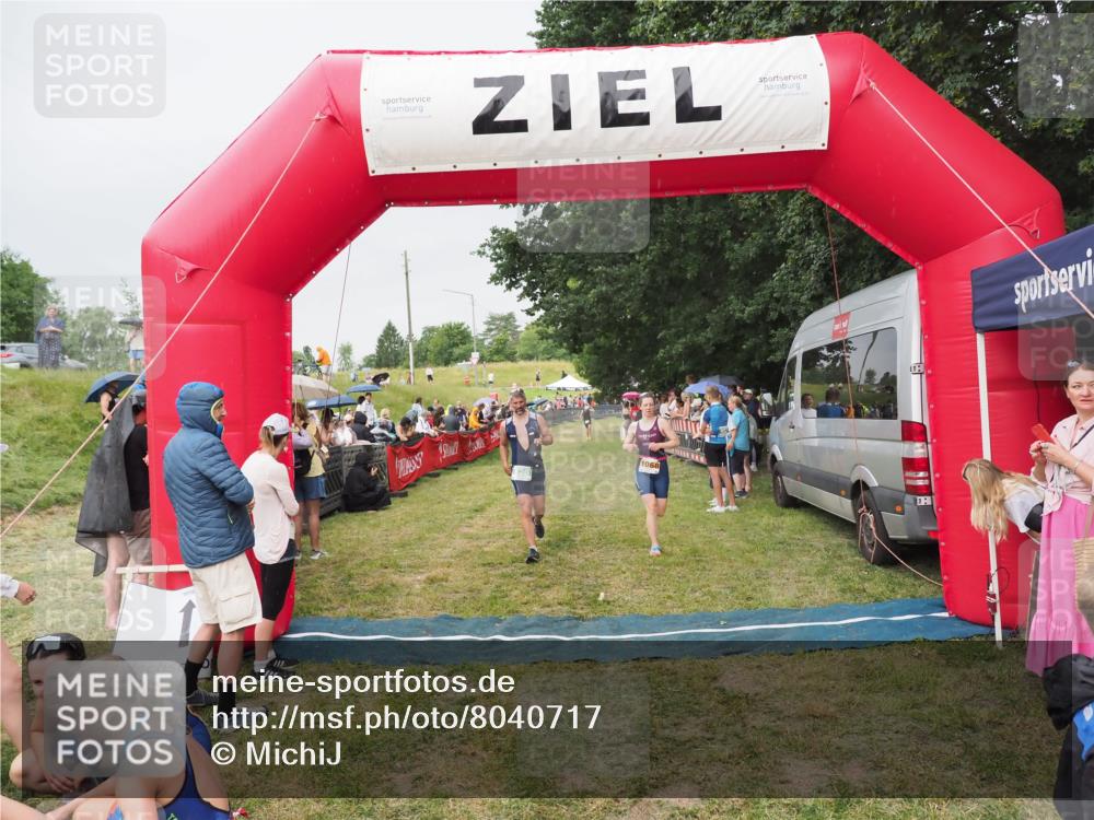 21.06.2025 - 27. Vierlanden-Triathlon MichiJ http://msf.ph/oto/8040717 15.06.2026 13:26:43 Ziel 820, 1068 meine-sportfotos.de