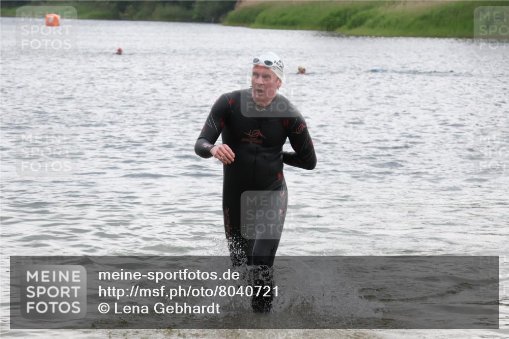 21.06.2025 - 27. Vierlanden-Triathlon Lena Gebhardt http://msf.ph/oto/8040721 15.06.2025 13:00:10 Schwimmen 1133 meine-sportfotos.de