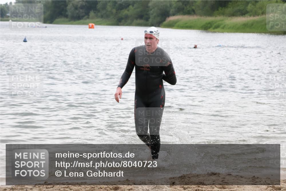 21.06.2025 - 27. Vierlanden-Triathlon Lena Gebhardt http://msf.ph/oto/8040723 15.06.2025 13:00:11 Schwimmen 1133 meine-sportfotos.de