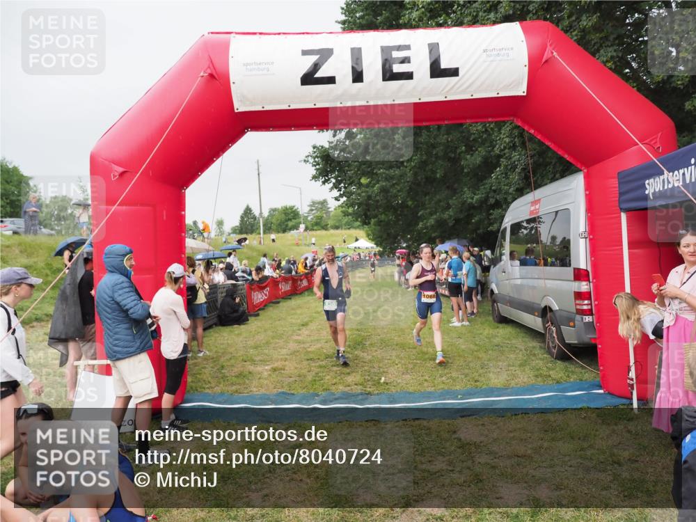 21.06.2025 - 27. Vierlanden-Triathlon MichiJ http://msf.ph/oto/8040724 15.06.2026 13:26:43 Ziel 820, 1068 meine-sportfotos.de