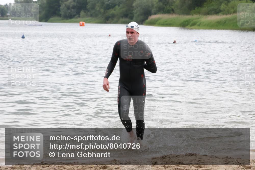 21.06.2025 - 27. Vierlanden-Triathlon Lena Gebhardt http://msf.ph/oto/8040726 15.06.2025 13:00:11 Schwimmen 1133 meine-sportfotos.de