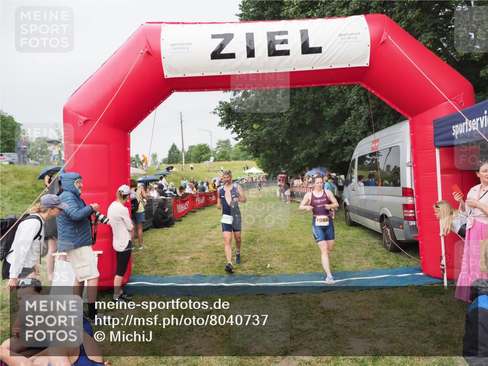 21.06.2025 - 27. Vierlanden-Triathlon MichiJ http://msf.ph/oto/8040737 15.06.2026 13:26:44 Ziel 820, 1068 meine-sportfotos.de