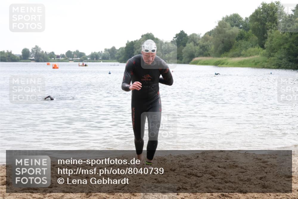 21.06.2025 - 27. Vierlanden-Triathlon Lena Gebhardt http://msf.ph/oto/8040739 15.06.2025 13:00:14 Schwimmen 1133 meine-sportfotos.de