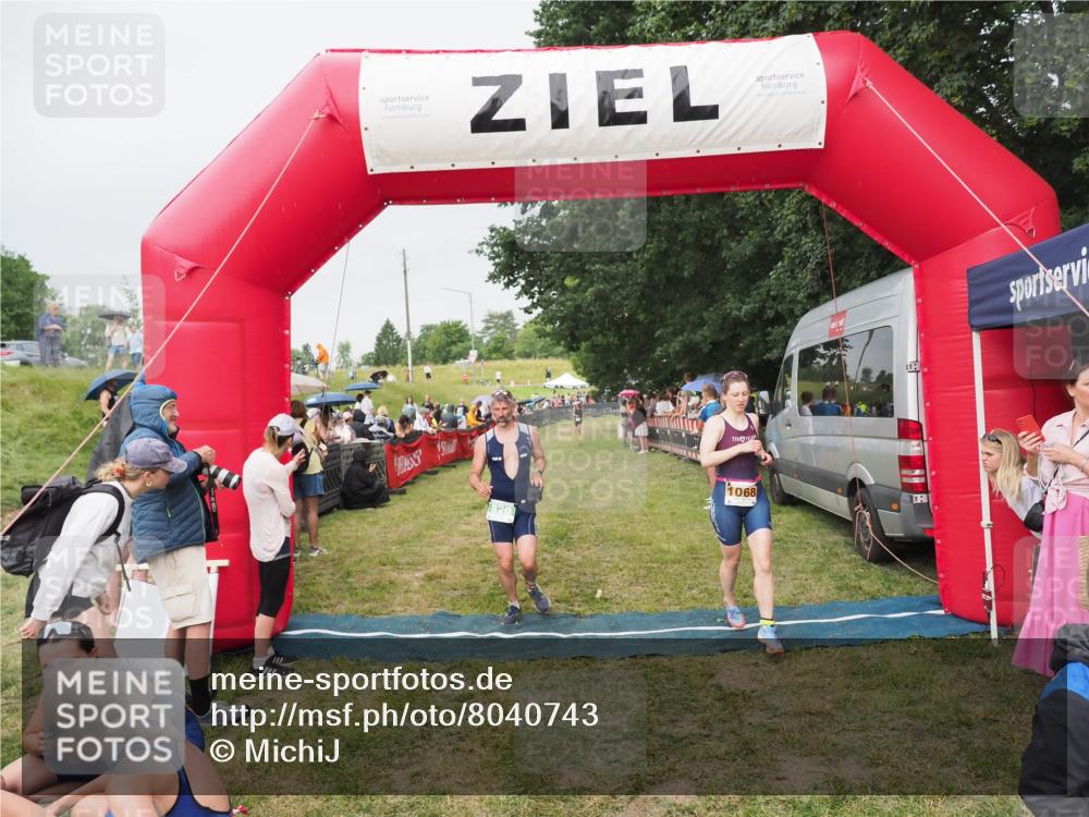 21.06.2025 - 27. Vierlanden-Triathlon MichiJ http://msf.ph/oto/8040743 15.06.2026 13:26:44 Ziel 820, 1068 meine-sportfotos.de