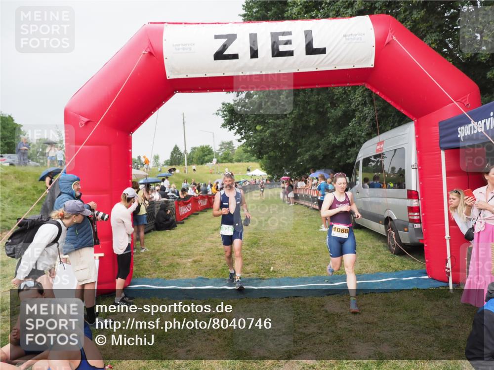 21.06.2025 - 27. Vierlanden-Triathlon MichiJ http://msf.ph/oto/8040746 15.06.2026 13:26:44 Ziel 820, 1068 meine-sportfotos.de