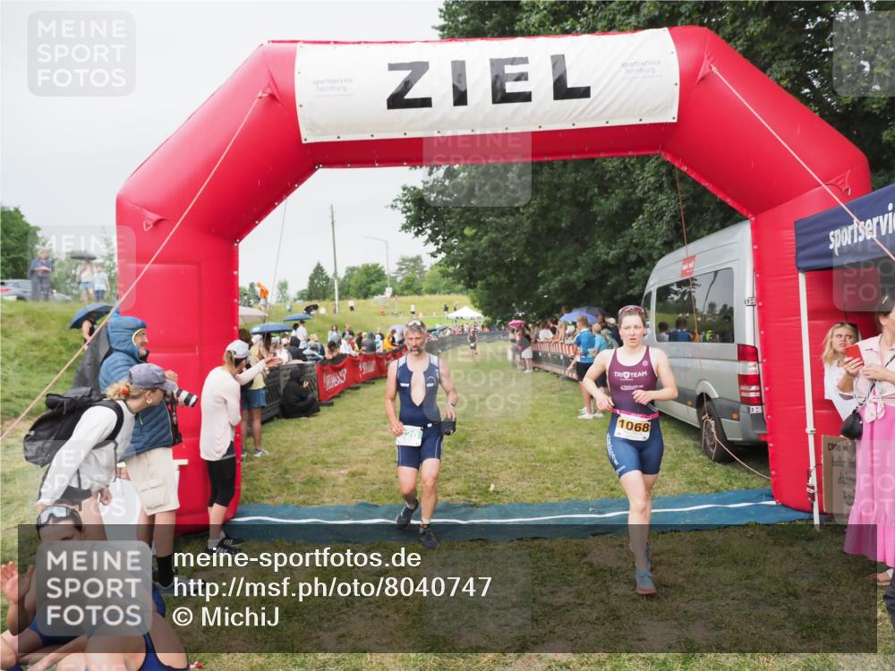 21.06.2025 - 27. Vierlanden-Triathlon MichiJ http://msf.ph/oto/8040747 15.06.2026 13:26:44 Ziel 820, 1068 meine-sportfotos.de