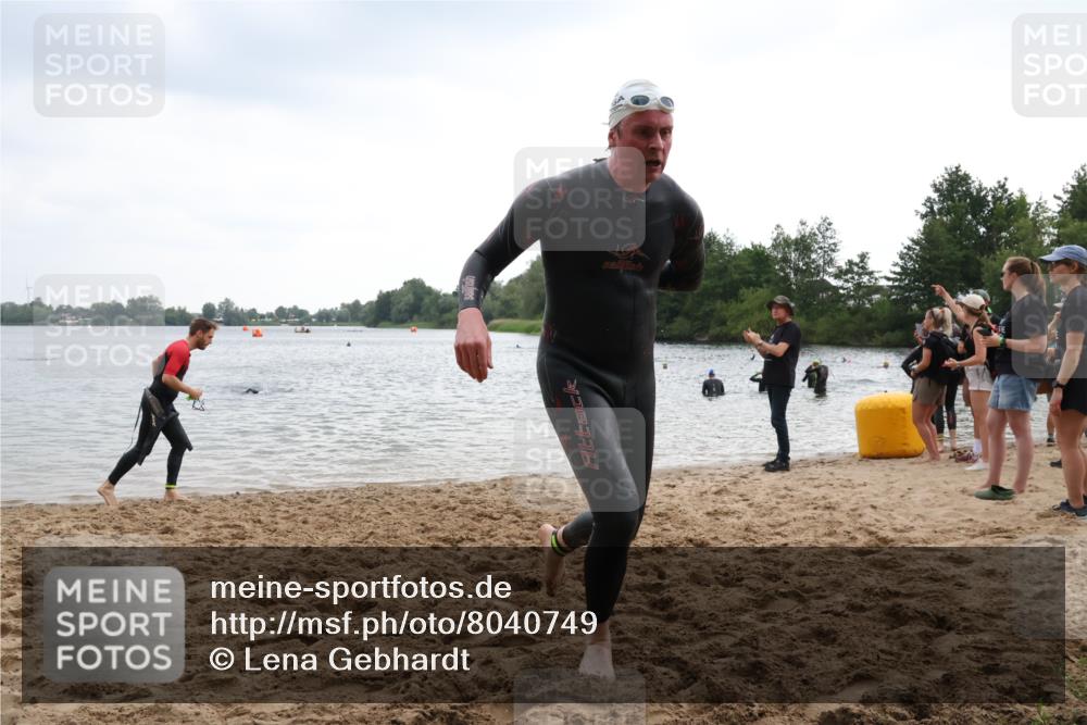21.06.2025 - 27. Vierlanden-Triathlon Lena Gebhardt http://msf.ph/oto/8040749 15.06.2025 13:00:16 Schwimmen 1133 meine-sportfotos.de