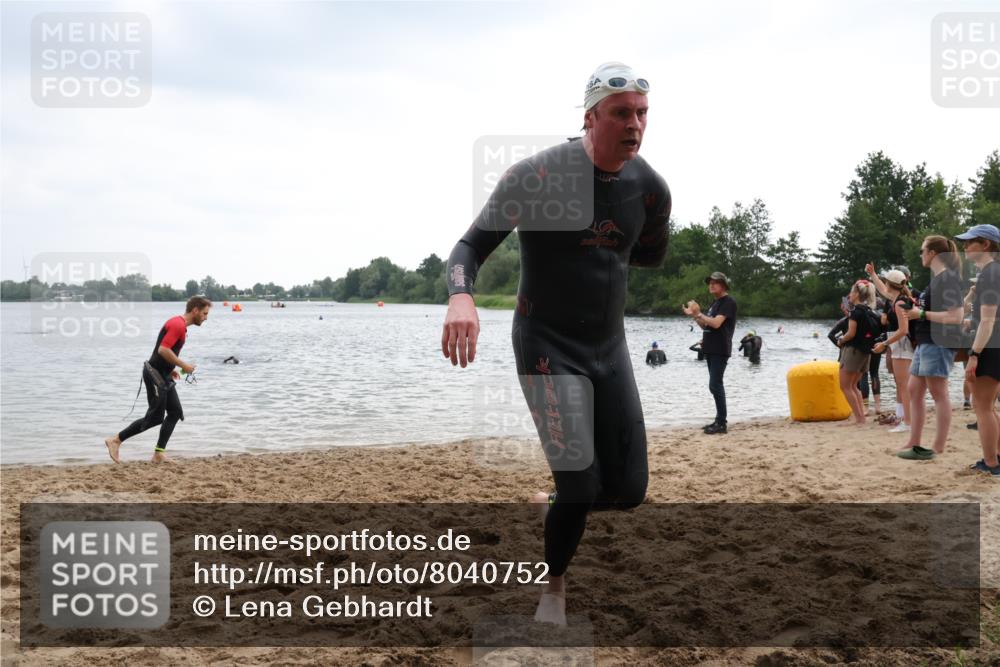 21.06.2025 - 27. Vierlanden-Triathlon Lena Gebhardt http://msf.ph/oto/8040752 15.06.2025 13:00:16 Schwimmen 1133 meine-sportfotos.de
