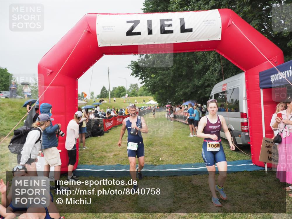 21.06.2025 - 27. Vierlanden-Triathlon MichiJ http://msf.ph/oto/8040758 15.06.2026 13:26:45 Ziel 820, 1068 meine-sportfotos.de