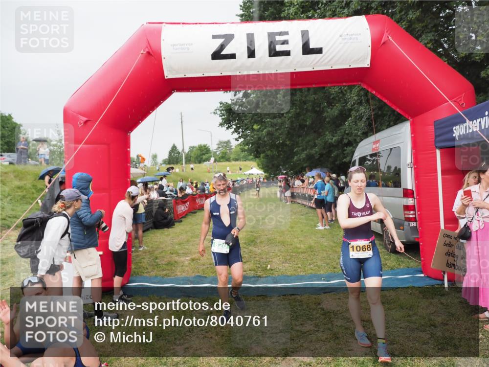 21.06.2025 - 27. Vierlanden-Triathlon MichiJ http://msf.ph/oto/8040761 15.06.2026 13:26:45 Ziel 820, 1068 meine-sportfotos.de