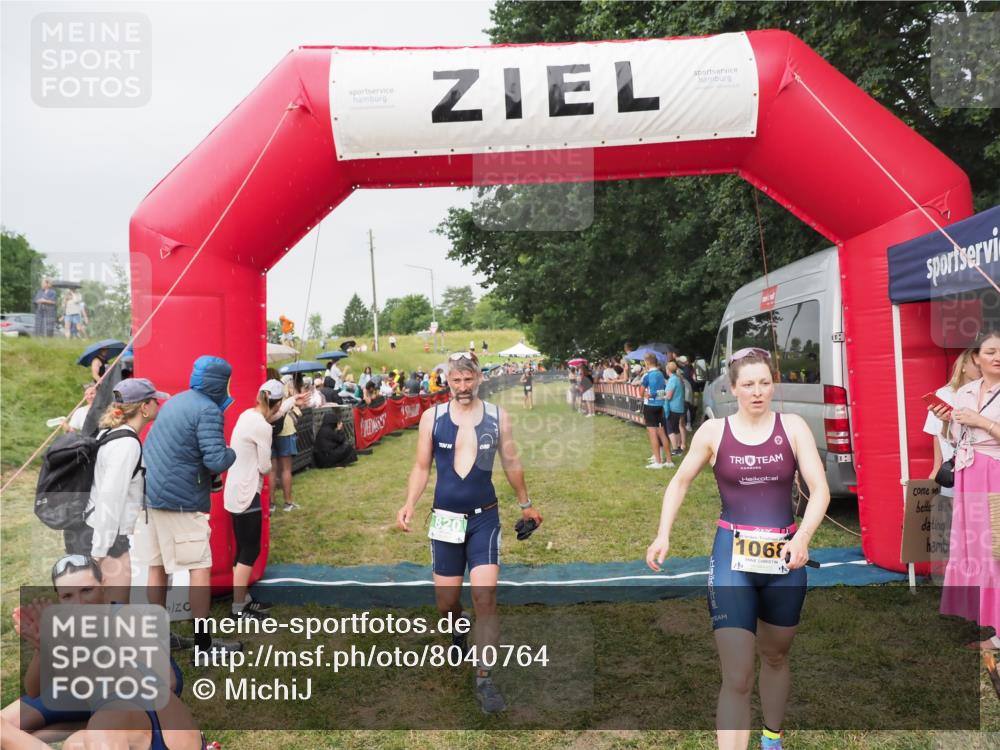 21.06.2025 - 27. Vierlanden-Triathlon MichiJ http://msf.ph/oto/8040764 15.06.2026 13:26:45 Ziel 820, 1068 meine-sportfotos.de