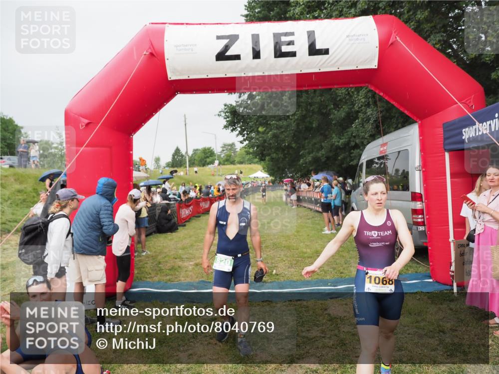 21.06.2025 - 27. Vierlanden-Triathlon MichiJ http://msf.ph/oto/8040769 15.06.2026 13:26:45 Ziel 820, 1068 meine-sportfotos.de