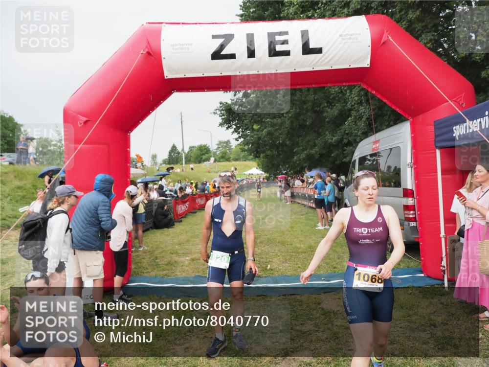 21.06.2025 - 27. Vierlanden-Triathlon MichiJ http://msf.ph/oto/8040770 15.06.2026 13:26:45 Ziel 820, 1068 meine-sportfotos.de
