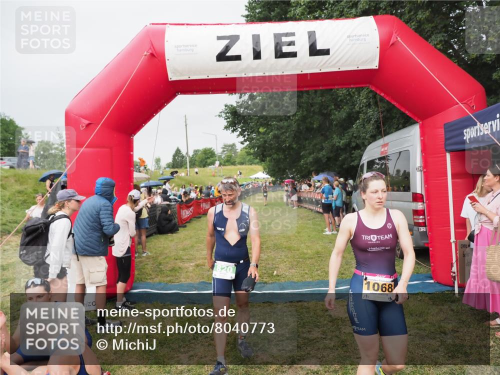 21.06.2025 - 27. Vierlanden-Triathlon MichiJ http://msf.ph/oto/8040773 15.06.2026 13:26:46 Ziel 820, 1068 meine-sportfotos.de