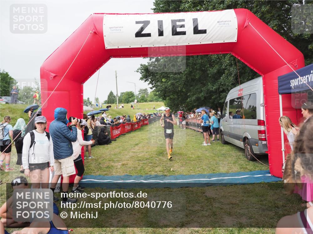 21.06.2025 - 27. Vierlanden-Triathlon MichiJ http://msf.ph/oto/8040776 15.06.2026 13:26:52 Ziel 835 meine-sportfotos.de