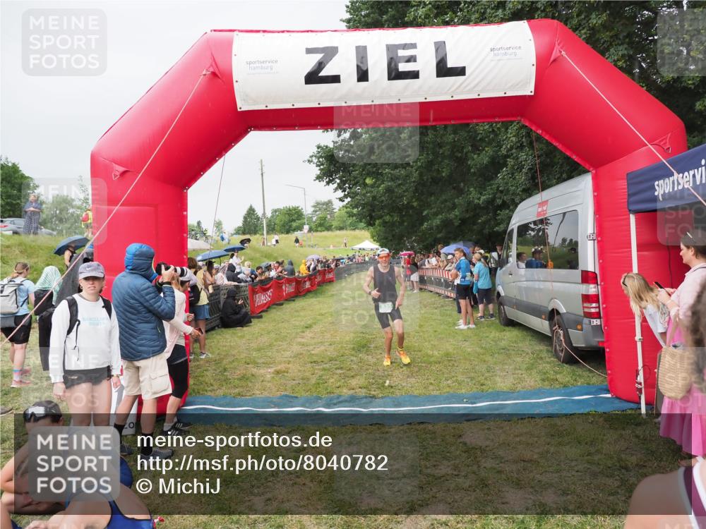 21.06.2025 - 27. Vierlanden-Triathlon MichiJ http://msf.ph/oto/8040782 15.06.2026 13:26:53 Ziel 835 meine-sportfotos.de