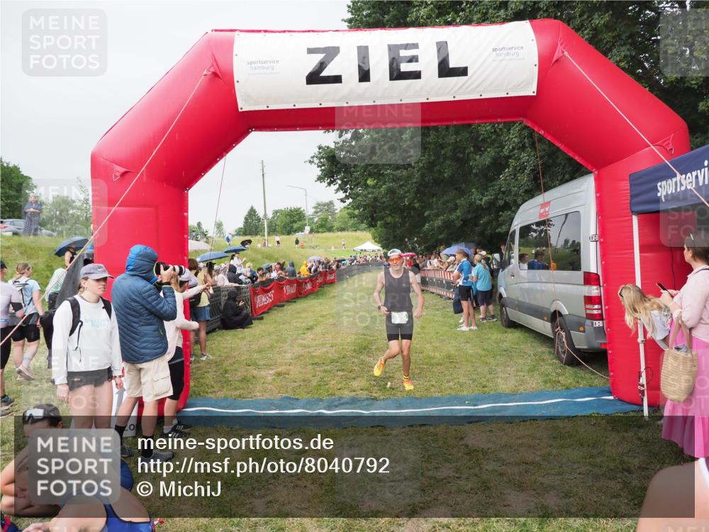 21.06.2025 - 27. Vierlanden-Triathlon MichiJ http://msf.ph/oto/8040792 15.06.2026 13:26:53 Ziel 835 meine-sportfotos.de