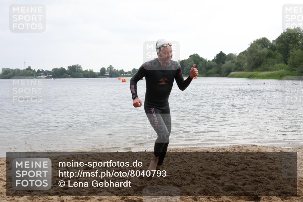 21.06.2025 - 27. Vierlanden-Triathlon Lena Gebhardt http://msf.ph/oto/8040793 15.06.2025 13:00:35 Schwimmen 1139 meine-sportfotos.de
