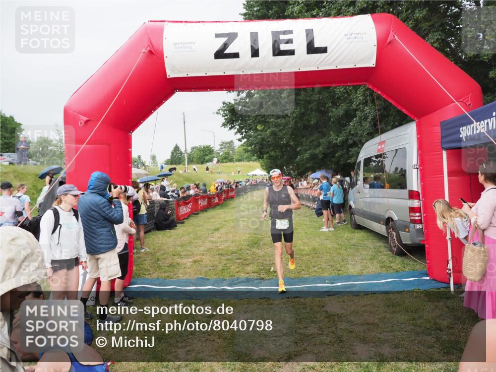 21.06.2025 - 27. Vierlanden-Triathlon MichiJ http://msf.ph/oto/8040798 15.06.2026 13:26:53 Ziel 835 meine-sportfotos.de