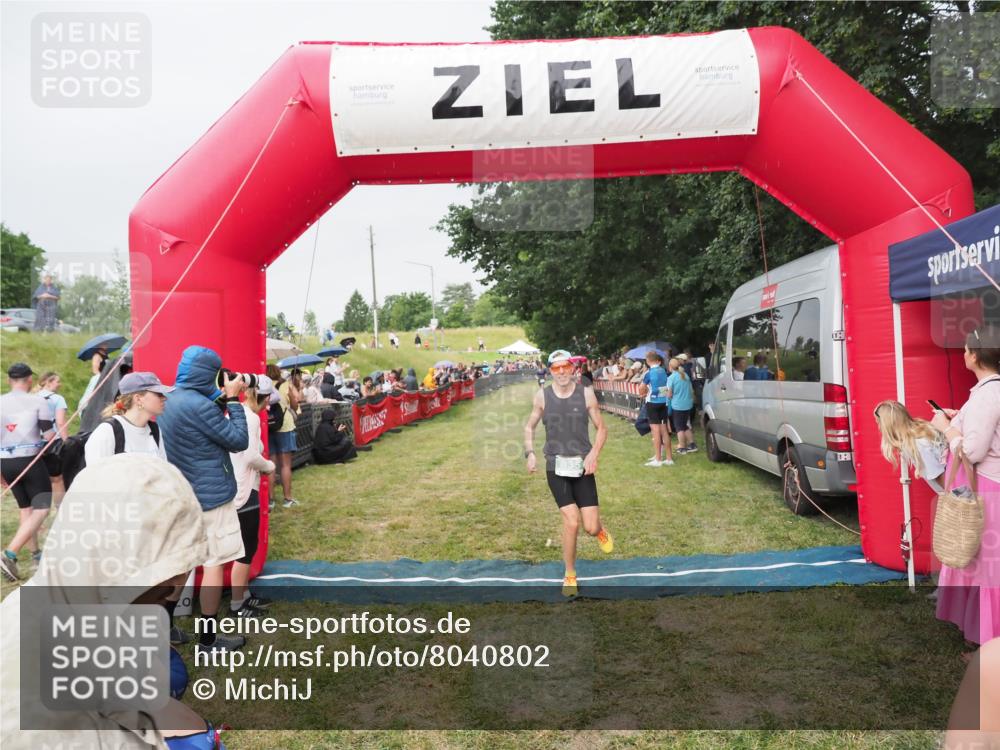 21.06.2025 - 27. Vierlanden-Triathlon MichiJ http://msf.ph/oto/8040802 15.06.2026 13:26:53 Ziel 835 meine-sportfotos.de