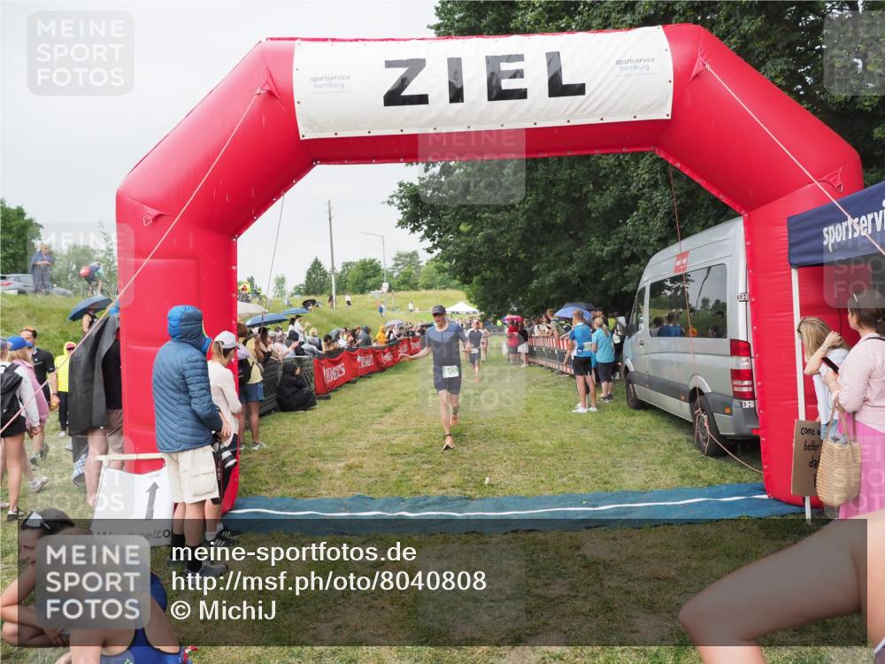 21.06.2025 - 27. Vierlanden-Triathlon MichiJ http://msf.ph/oto/8040808 15.06.2026 13:27:01 Ziel 829 meine-sportfotos.de