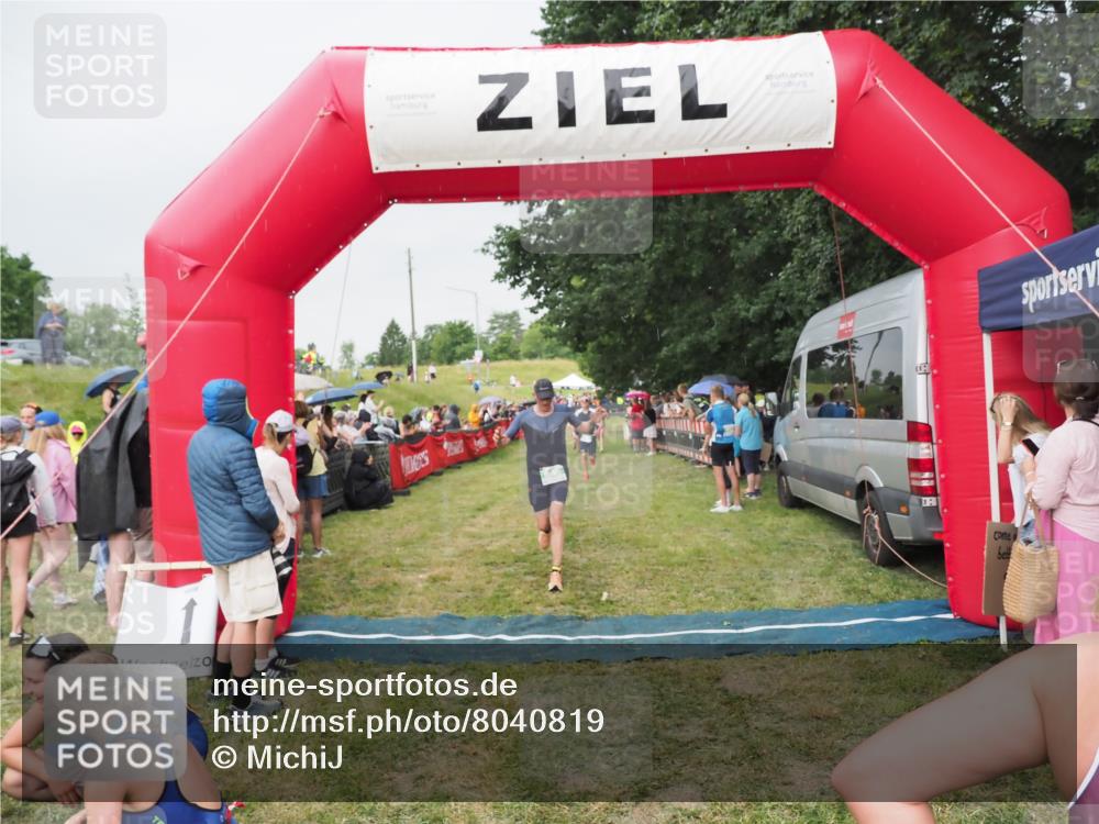 21.06.2025 - 27. Vierlanden-Triathlon MichiJ http://msf.ph/oto/8040819 15.06.2026 13:27:01 Ziel 829 meine-sportfotos.de