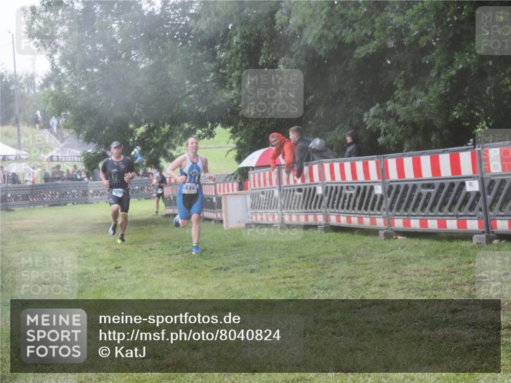 21.06.2025 - 27. Vierlanden-Triathlon KatJ http://msf.ph/oto/8040824 15.06.2025 14:29:45 Ziel 1175, 1287, 1294, 1295 meine-sportfotos.de