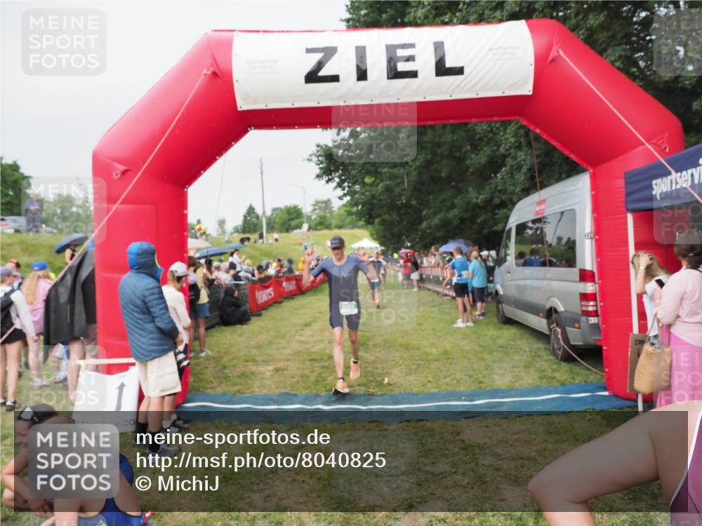 21.06.2025 - 27. Vierlanden-Triathlon MichiJ http://msf.ph/oto/8040825 15.06.2026 13:27:02 Ziel 829, 1049, 1052 meine-sportfotos.de
