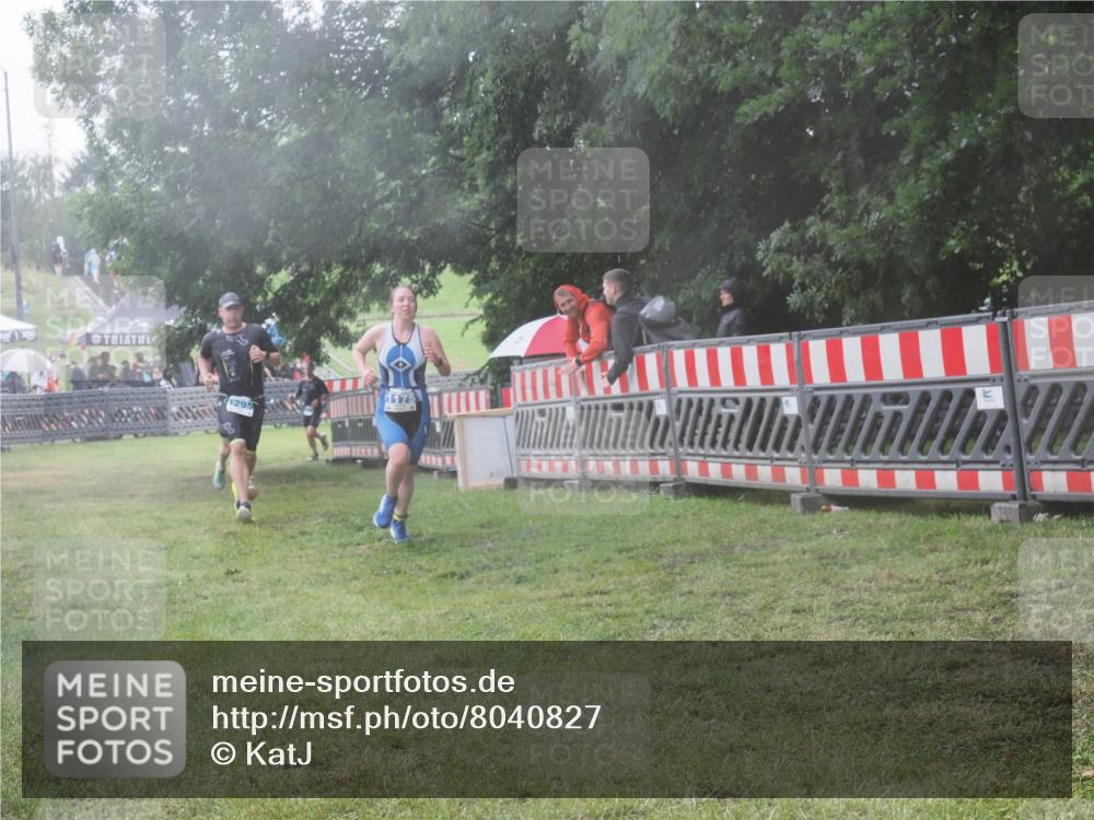 21.06.2025 - 27. Vierlanden-Triathlon KatJ http://msf.ph/oto/8040827 15.06.2025 14:29:45 Ziel 1175, 1287, 1294, 1295 meine-sportfotos.de