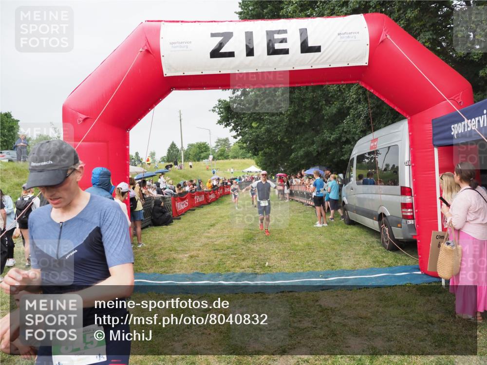 21.06.2025 - 27. Vierlanden-Triathlon MichiJ http://msf.ph/oto/8040832 15.06.2026 13:27:03 Ziel 829, 1049, 1051, 1052 meine-sportfotos.de