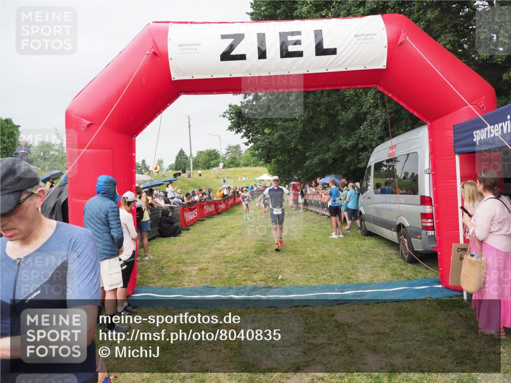 21.06.2025 - 27. Vierlanden-Triathlon MichiJ http://msf.ph/oto/8040835 15.06.2026 13:27:03 Ziel 829, 1049, 1051, 1052 meine-sportfotos.de