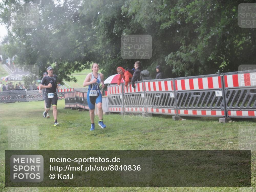 21.06.2025 - 27. Vierlanden-Triathlon KatJ http://msf.ph/oto/8040836 15.06.2025 14:29:46 Ziel 1175, 1287, 1294, 1295 meine-sportfotos.de