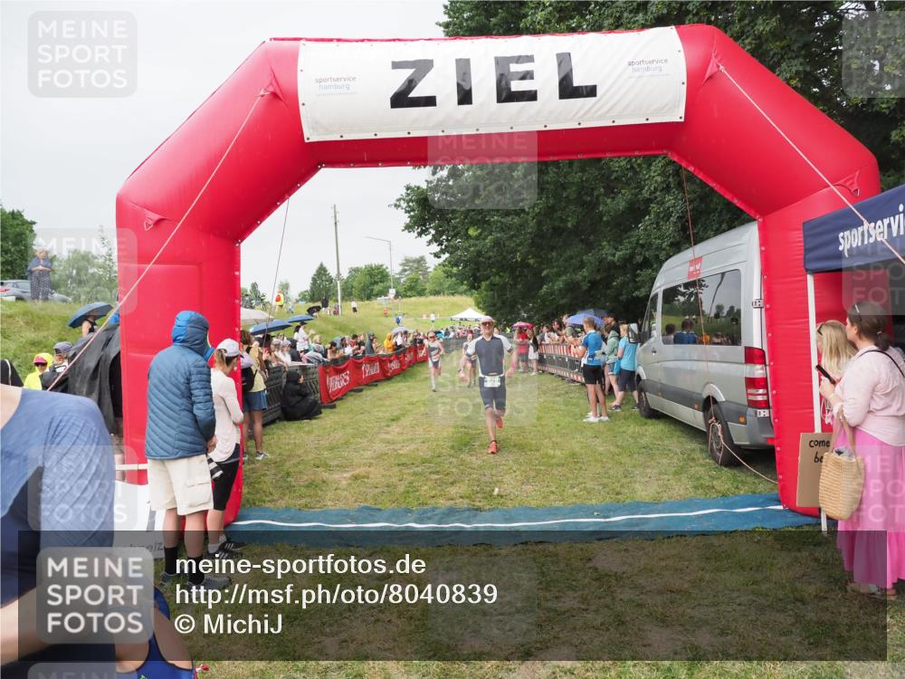 21.06.2025 - 27. Vierlanden-Triathlon MichiJ http://msf.ph/oto/8040839 15.06.2026 13:27:03 Ziel 829, 1049, 1051, 1052 meine-sportfotos.de
