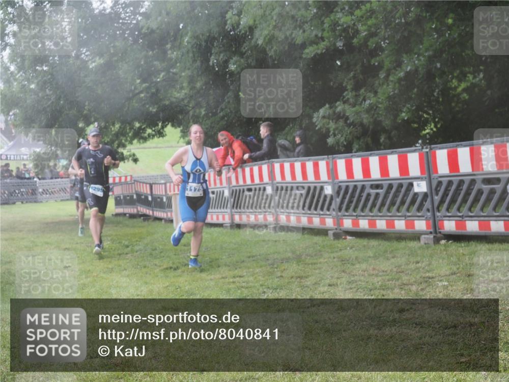 21.06.2025 - 27. Vierlanden-Triathlon KatJ http://msf.ph/oto/8040841 15.06.2025 14:29:46 Ziel 1175, 1287, 1294, 1295 meine-sportfotos.de