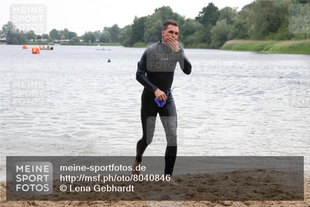 21.06.2025 - 27. Vierlanden-Triathlon Lena Gebhardt http://msf.ph/oto/8040846 15.06.2025 13:01:13 Schwimmen 1121 meine-sportfotos.de