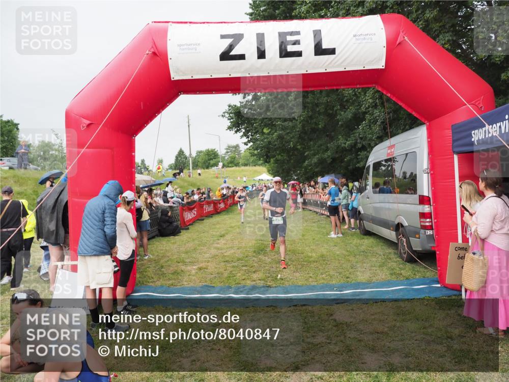 21.06.2025 - 27. Vierlanden-Triathlon MichiJ http://msf.ph/oto/8040847 15.06.2026 13:27:04 Ziel 829, 1049, 1051, 1052 meine-sportfotos.de