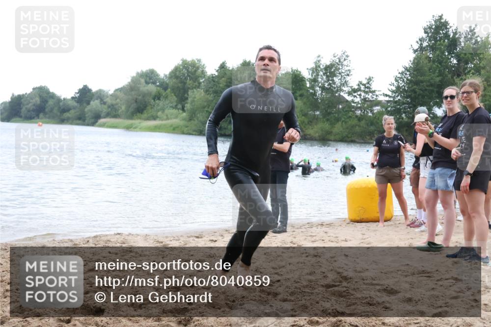 21.06.2025 - 27. Vierlanden-Triathlon Lena Gebhardt http://msf.ph/oto/8040859 15.06.2025 13:01:15 Schwimmen 1121 meine-sportfotos.de