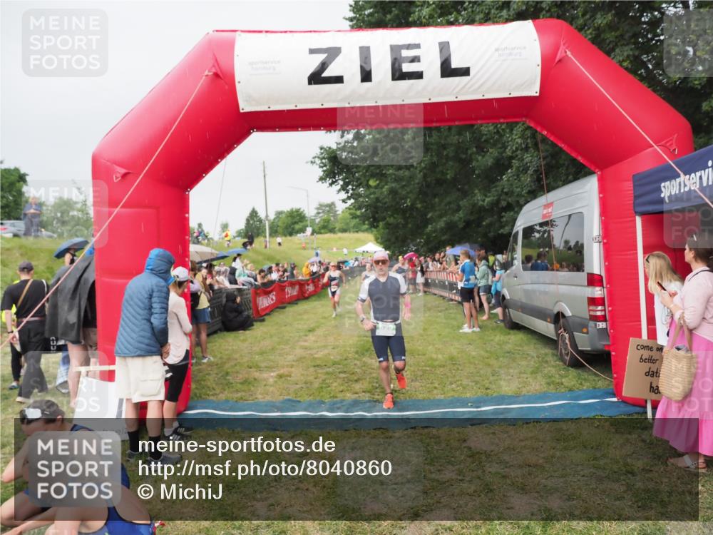 21.06.2025 - 27. Vierlanden-Triathlon MichiJ http://msf.ph/oto/8040860 15.06.2026 13:27:04 Ziel 829, 1049, 1051, 1052 meine-sportfotos.de