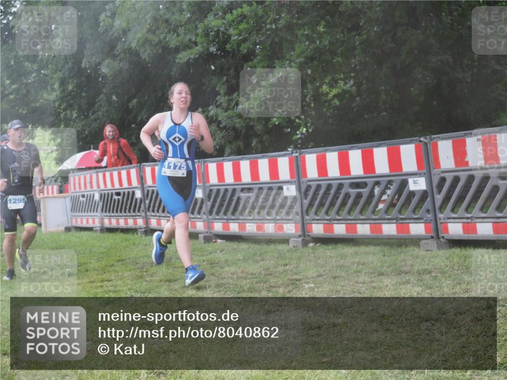 21.06.2025 - 27. Vierlanden-Triathlon KatJ http://msf.ph/oto/8040862 15.06.2025 14:29:47 Ziel 1175, 1287, 1294, 1295 meine-sportfotos.de
