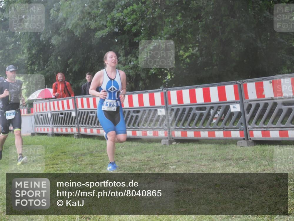 21.06.2025 - 27. Vierlanden-Triathlon KatJ http://msf.ph/oto/8040865 15.06.2025 14:29:47 Ziel 1175, 1287, 1294, 1295 meine-sportfotos.de