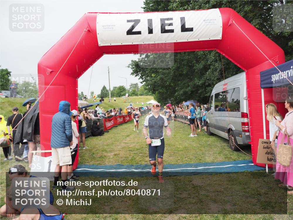 21.06.2025 - 27. Vierlanden-Triathlon MichiJ http://msf.ph/oto/8040871 15.06.2026 13:27:05 Ziel 829, 1049, 1051, 1052 meine-sportfotos.de