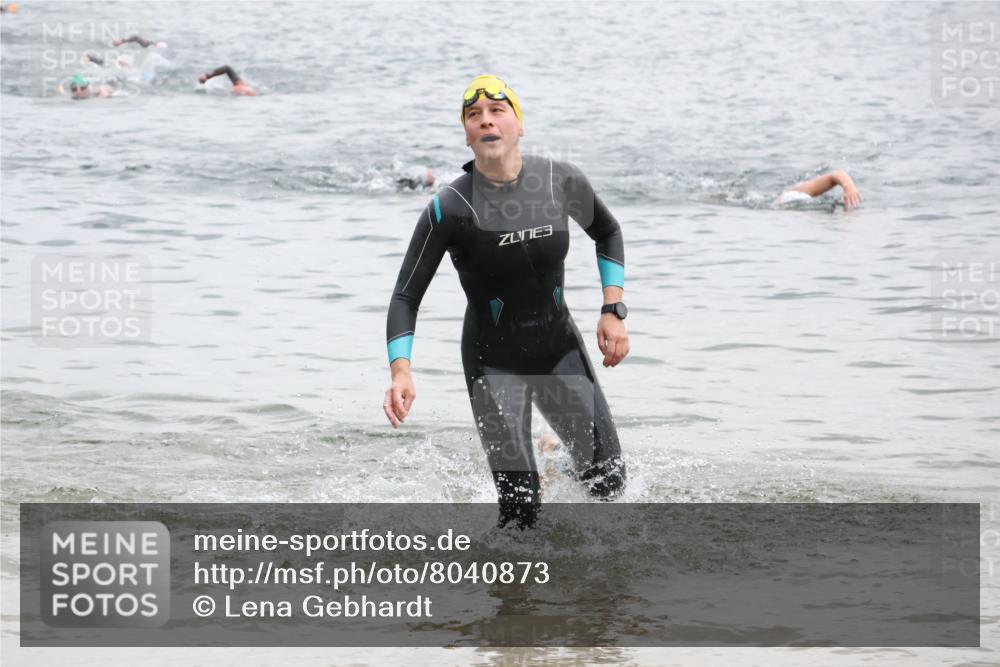 21.06.2025 - 27. Vierlanden-Triathlon Lena Gebhardt http://msf.ph/oto/8040873 15.06.2025 13:04:48 Schwimmen 1165 meine-sportfotos.de