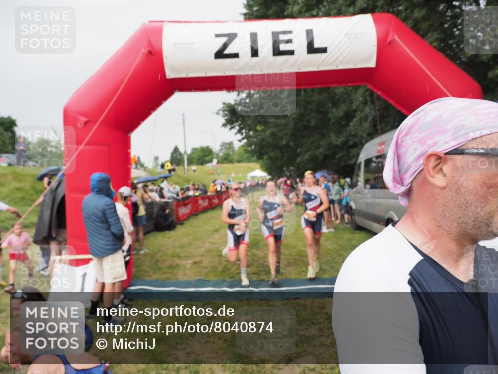 21.06.2025 - 27. Vierlanden-Triathlon MichiJ http://msf.ph/oto/8040874 15.06.2026 13:27:07 Ziel 829, 1049, 1051, 1052 meine-sportfotos.de