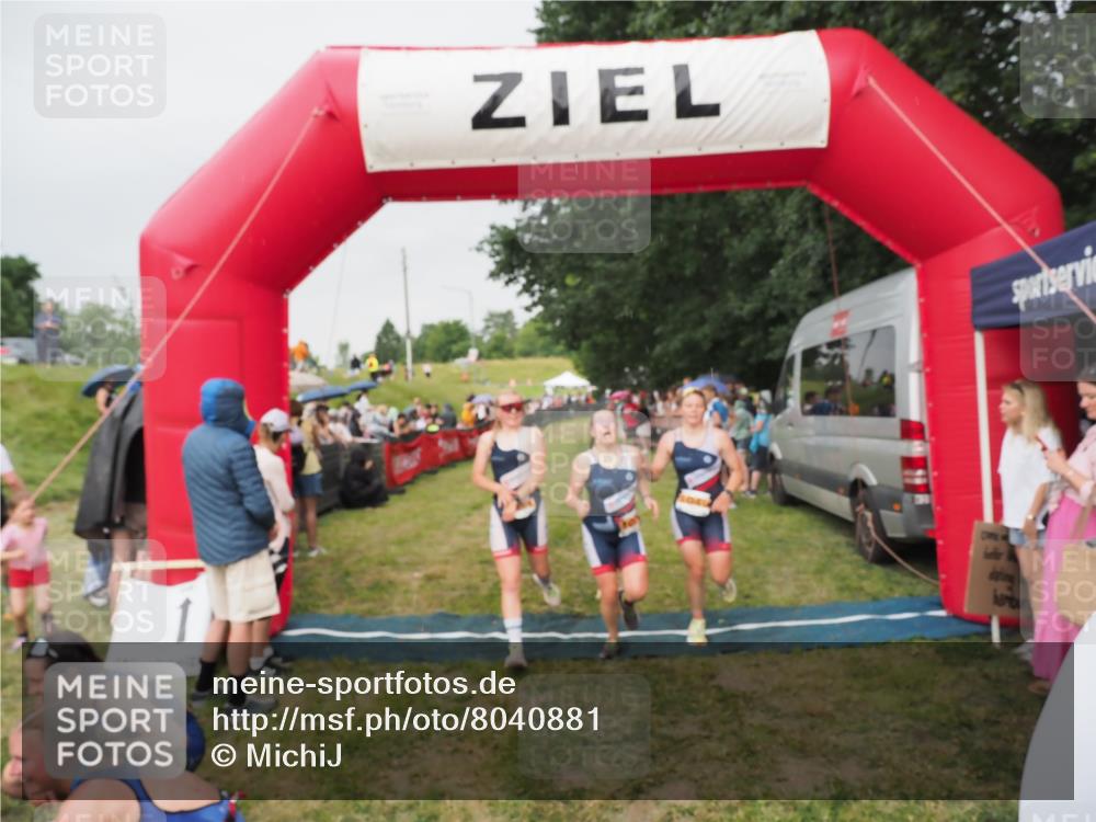 21.06.2025 - 27. Vierlanden-Triathlon MichiJ http://msf.ph/oto/8040881 15.06.2026 13:27:07 Ziel 829, 1049, 1051, 1052 meine-sportfotos.de